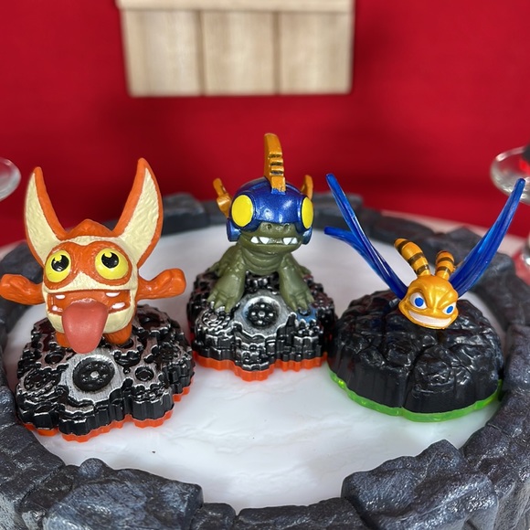 SKYLANDERS ACTION FIGURES W/PORTAL OF POWER BUNDLE - Picture 7 of 15